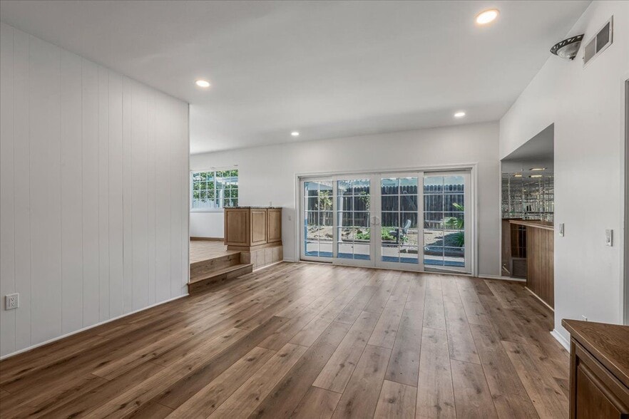 Building Photo - 327 Bethany St