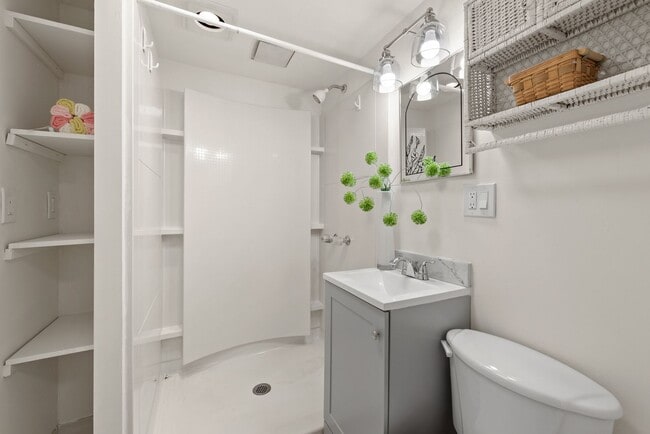 Building Photo - Peaceful Lakefront Living in Kirkland