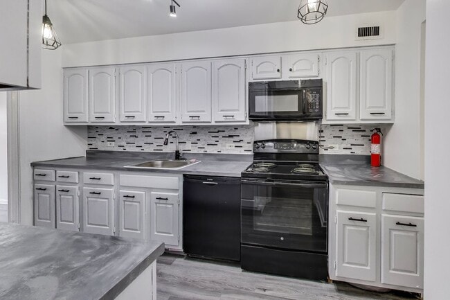 Building Photo - Large Foggy Bottom Beauty - 1+Den + 1 FB