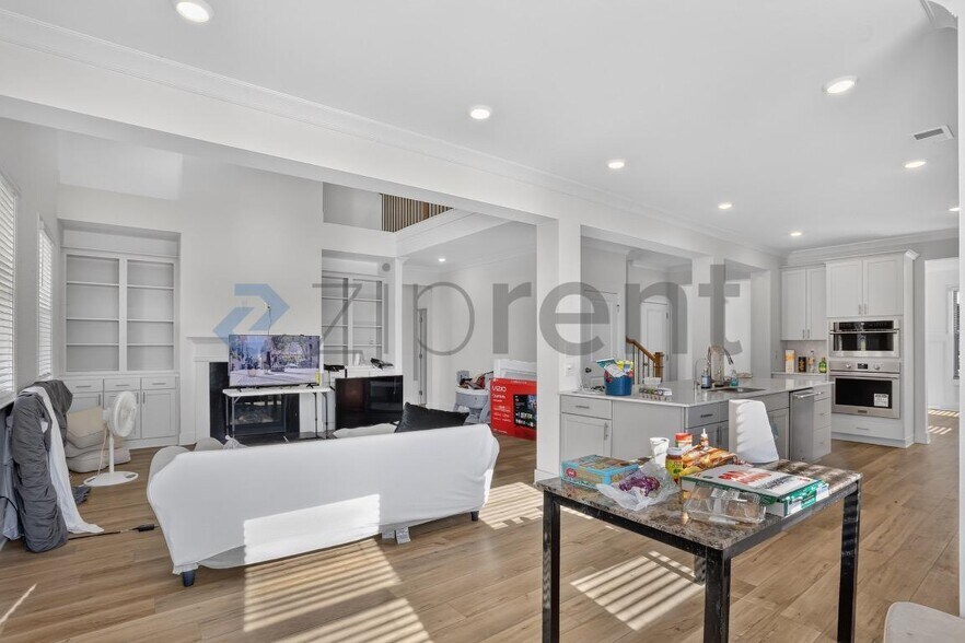 Building Photo - Unit