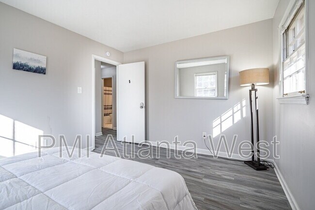 Building Photo - 2135 Knighton Dr