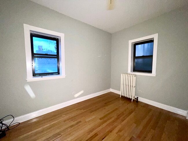 Building Photo - 1509 W Sherwin Ave