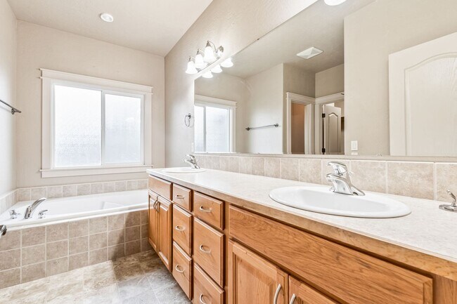 Building Photo - SE BOISE 5BD/3.5BA PLUS OFFICE