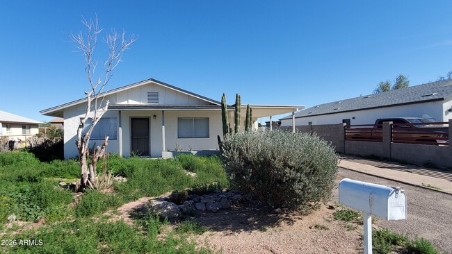 Building Photo - 905 N Ocotillo Dr