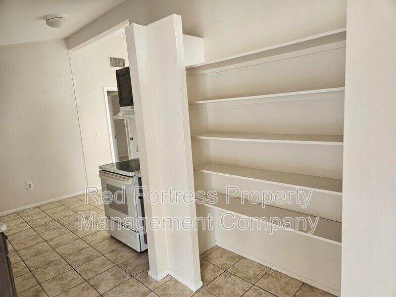 Building Photo - 1635 Newport Ct