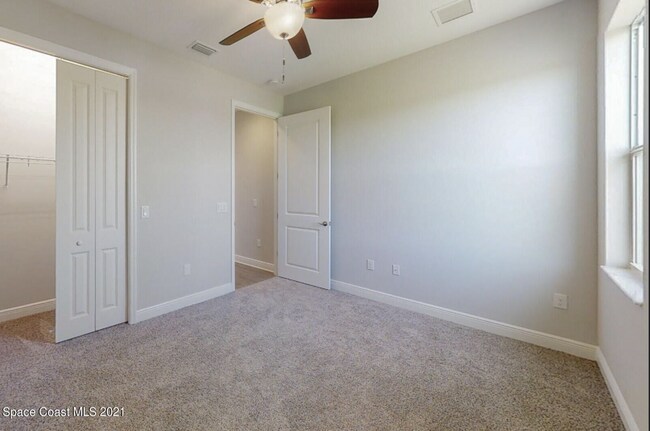 Building Photo - Loren Cove Villa