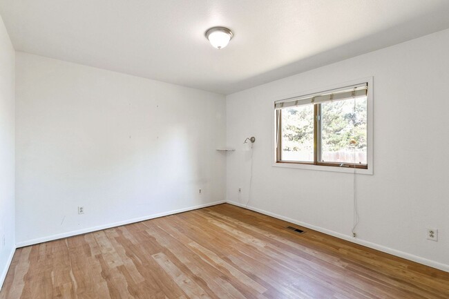 Building Photo - 833 Ponderosa Dr