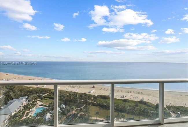 Building Photo - 100 South Pointe Dr