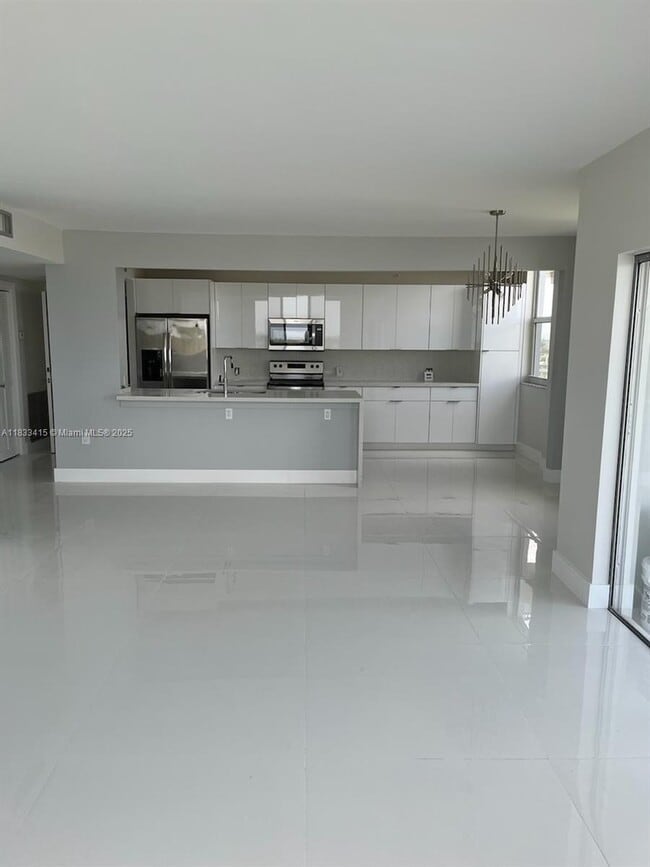Building Photo - 4200 Hillcrest Dr