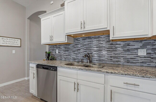 Building Photo - 13912 Loreina Luz Ave