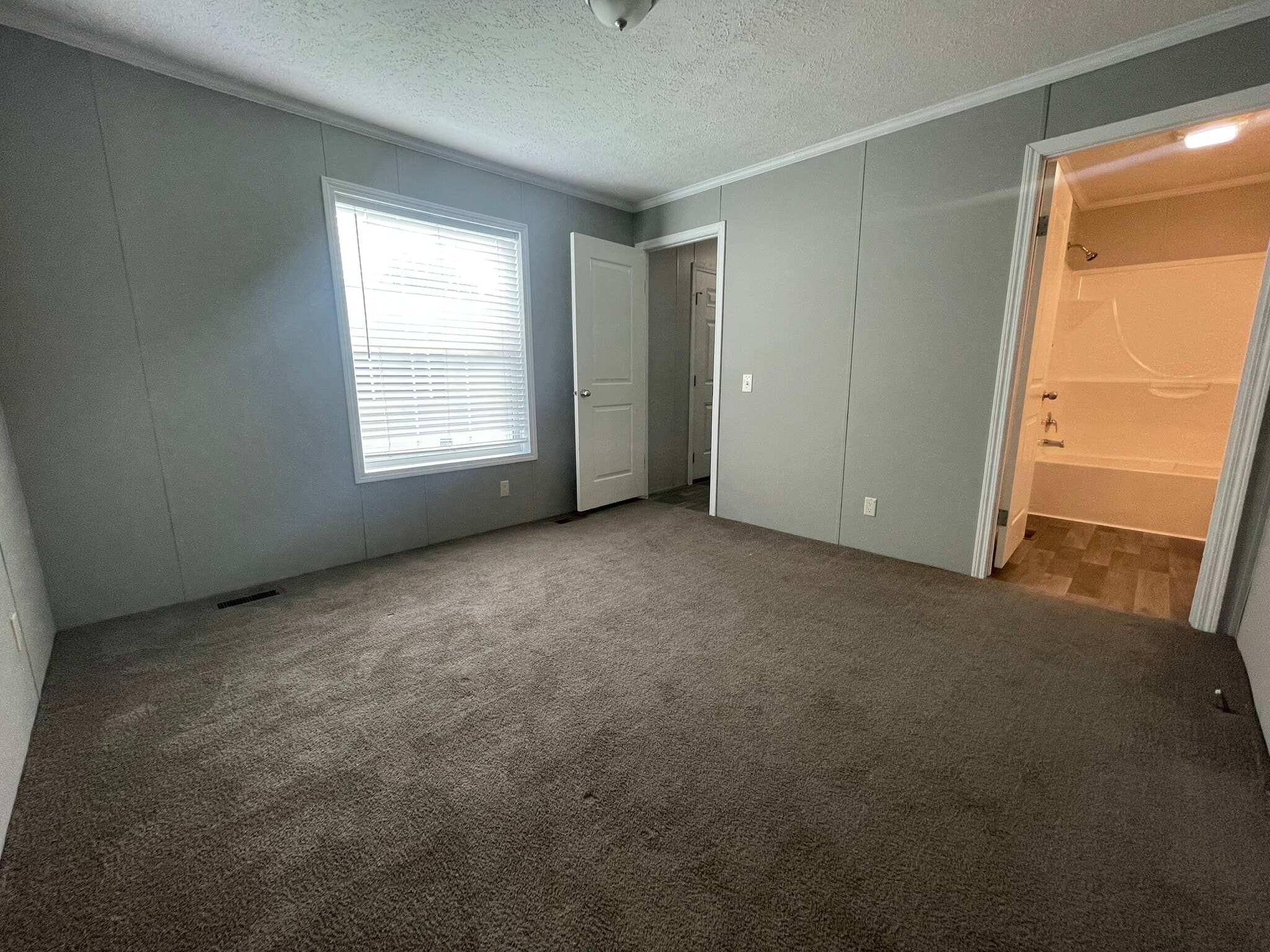 Building Photo - 16185 Notre Dame St