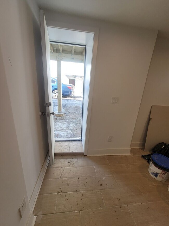 Building Photo - Fully beautiful rehab 4 bed 2.5 bath secti...
