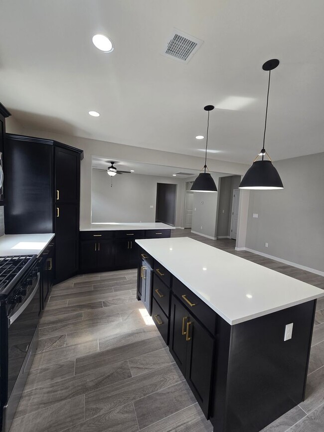 Building Photo - LUXURIOUS EASTSIDE HOME FOR RENT
