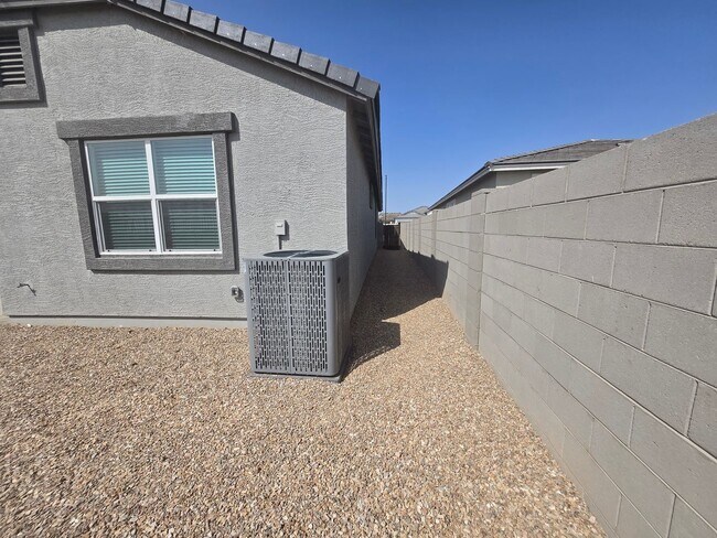 Building Photo - New Build 4 bed/3 Bath Home