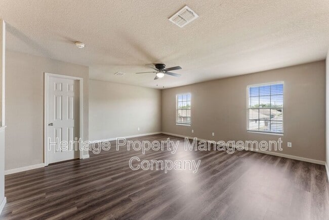 Building Photo - 5819 Providence Oak