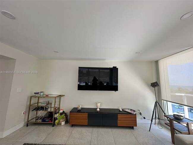 Building Photo - 2751 S Ocean Dr