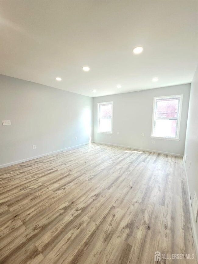 Building Photo - 326 Sutton St