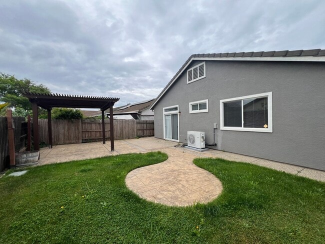 Building Photo - Beautiful 3 Bed, 2 Bath Home