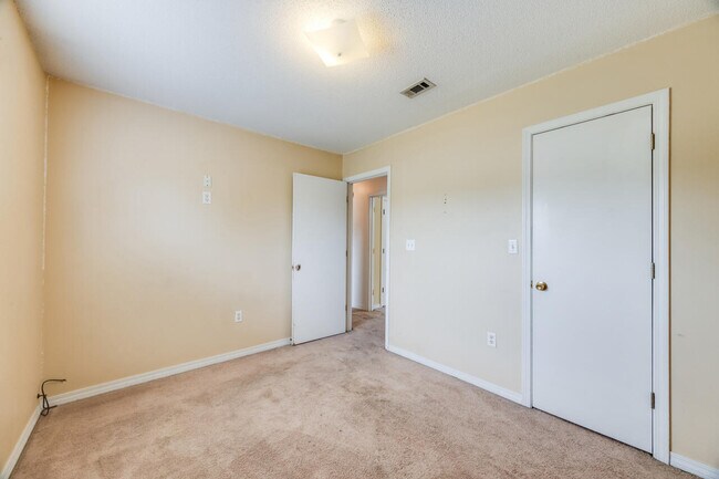 Building Photo - 15 Flora Cove