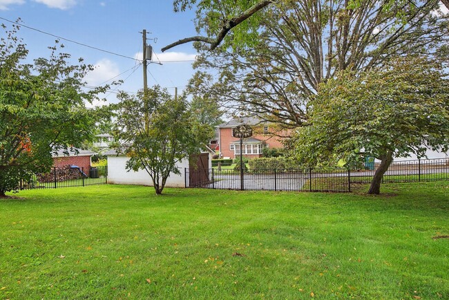 Building Photo - Charming 4BR / 3BA Historic Home with Big Backyard! BR VA