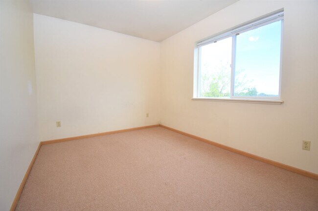Building Photo - Townhouse-style End unit 3BD, 1.5 BA
