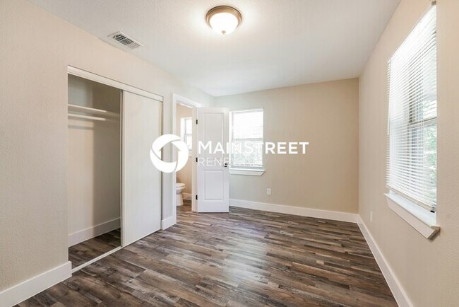 Building Photo - 4 Bedroom Pet-Friendly Home in Mesquite, TX with Main Street Renewal