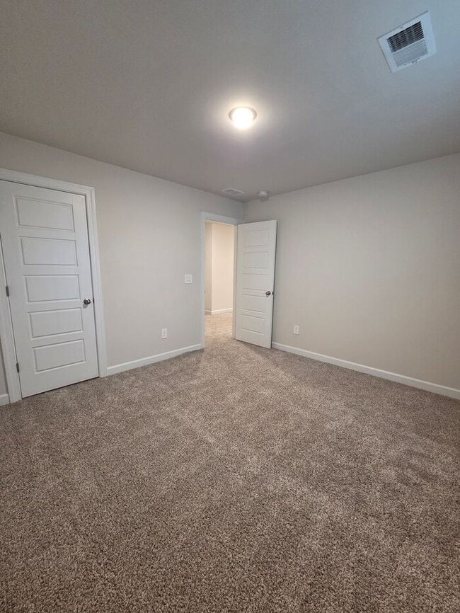 Building Photo - Beautiful and spacious! Ready for move in!