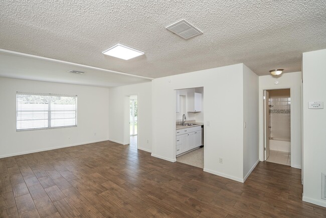 Building Photo - 1040 Dorado Dr