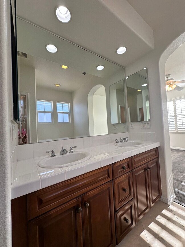 Building Photo - 2 Story home 3 Bedroom, 3 Bathroom Tustin Field.