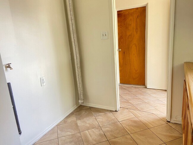 Building Photo - Cozy 3 Bedroom and 1 Bathroom in a good ar...