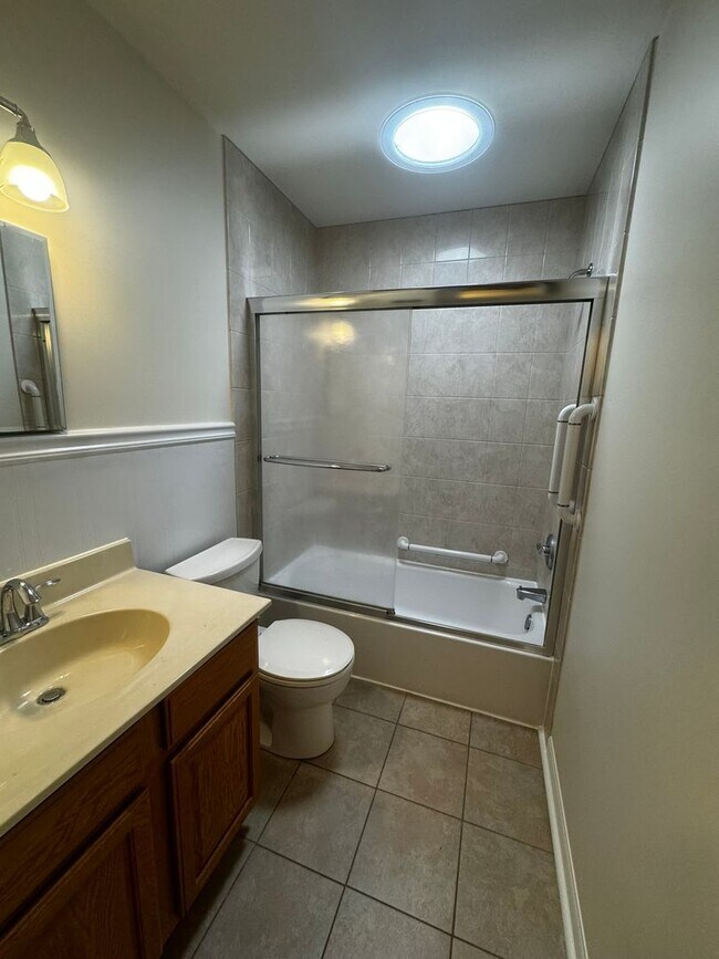 Building Photo - Split level 4-bedroom 3-bathroom home