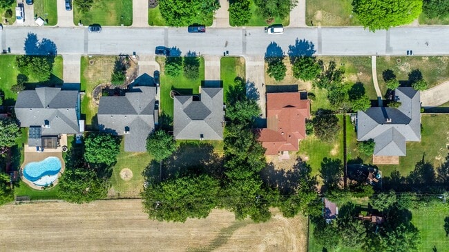 Building Photo - 3 Bedroom 2 Bath 2 Car Garage - Backs Up To A Nice Farm