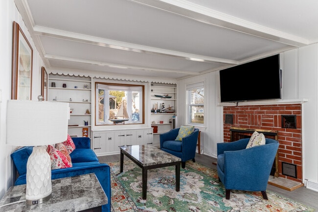 Building Photo - 18 Bay St