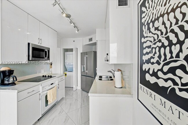 Building Photo - 20185 E Country Club Dr