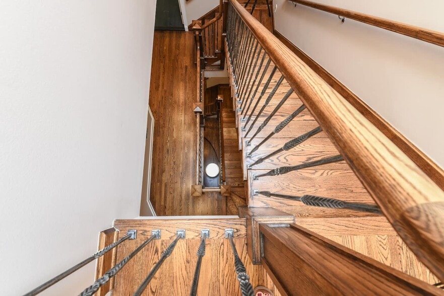 Building Photo - 32 E Bellevue Plz