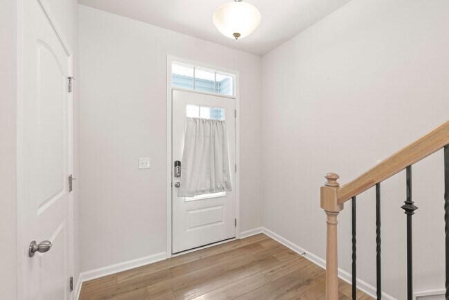 Building Photo - Like-New Townhome in Pristine, Move-In Ready Condition