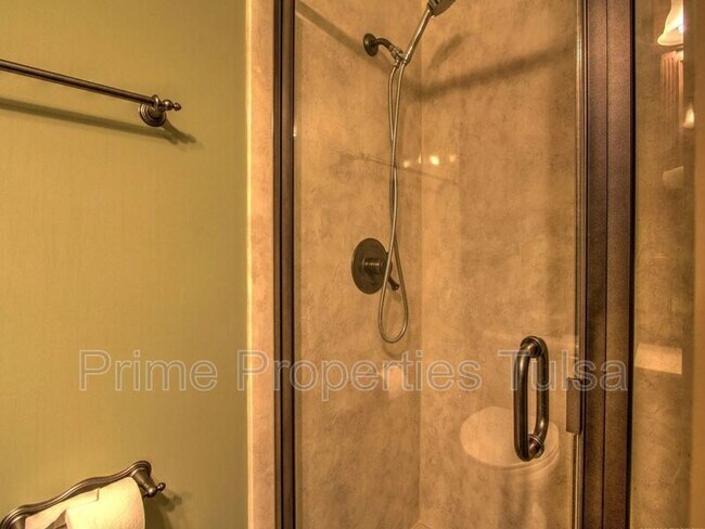 Building Photo - 156 E 57th Pl