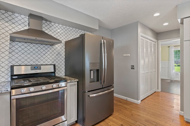 Building Photo - 4690 Lindbergh Dr