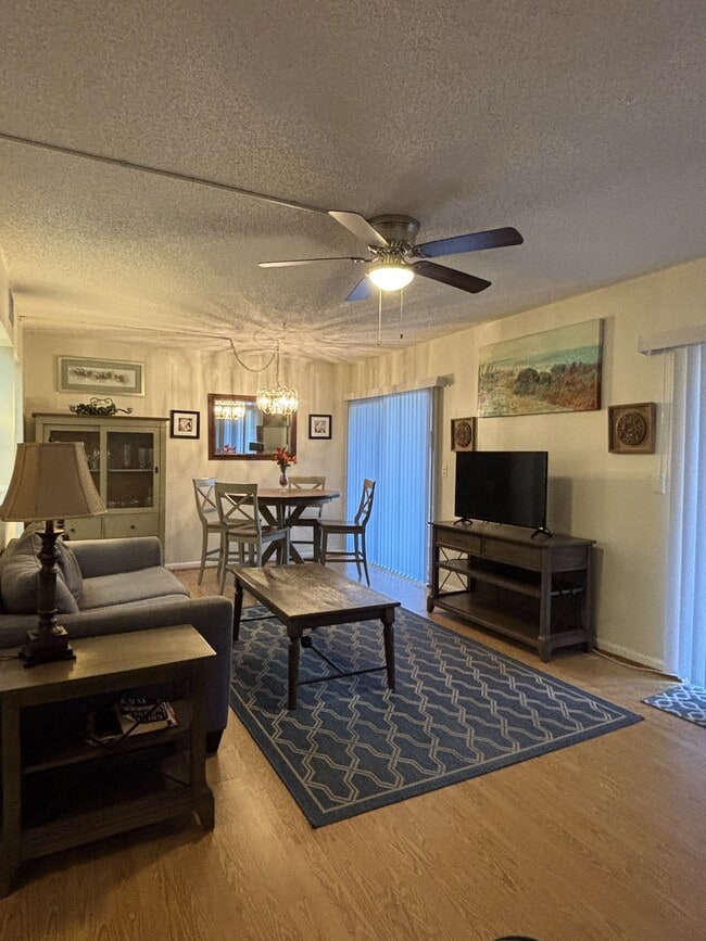 Building Photo - 120 Hibiscus Woods Ct