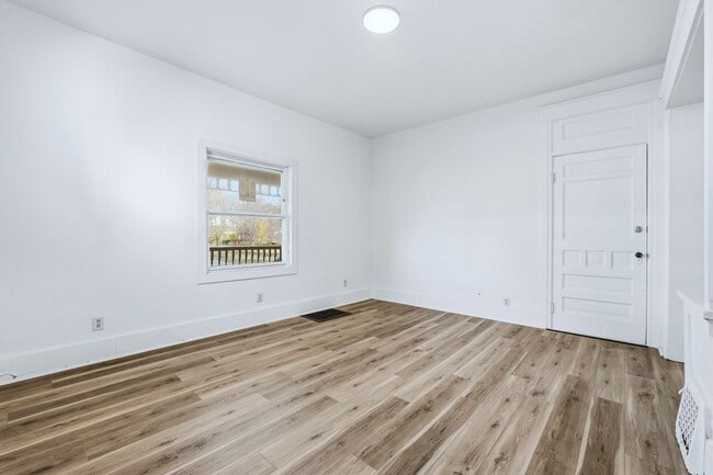 Building Photo - Newly Updated 3-Bedroom Home with Modern U...