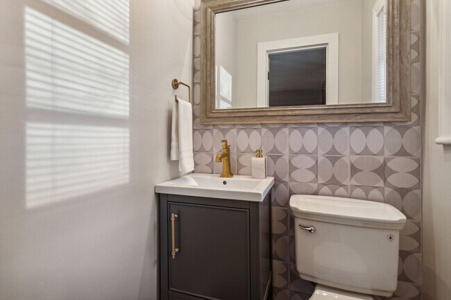 Building Photo - 425 Plantation Rd SW