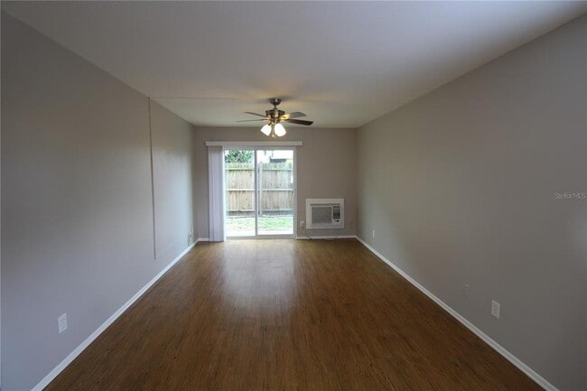 Building Photo - 3001 Bee Ridge Rd