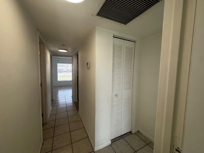 Building Photo - 1157 S Loop Blvd
