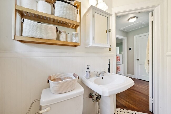 Building Photo - 3bd/2ba Two-Story Home in Durham Only 1 Mile from Downtown!