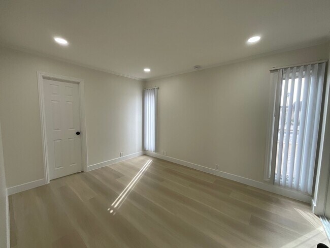 Building Photo - Villa Pacific: Remodeled 2 Bedroom 1.5 Bath Attached Townhouse,