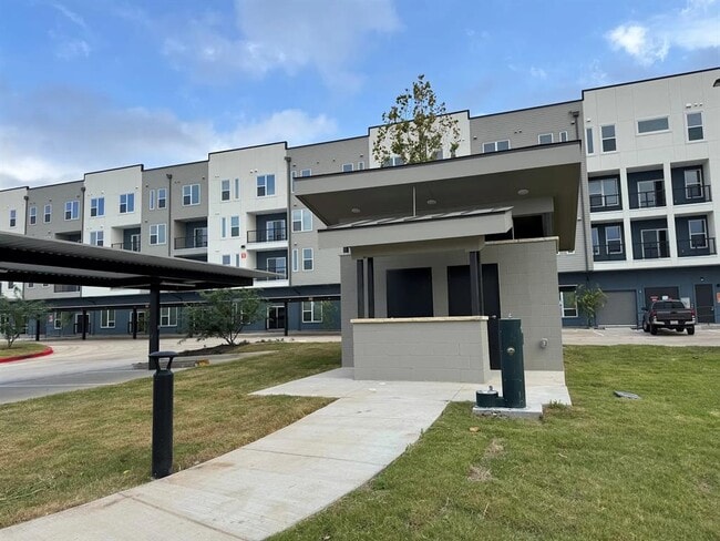 Primary Photo - 320 Goll St