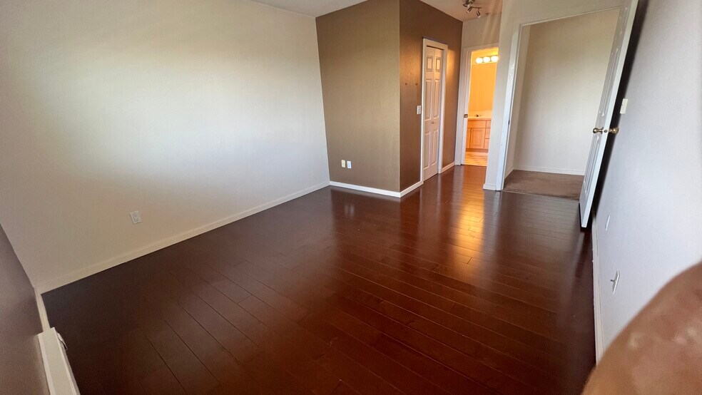 Master Bedroom - 15340 Macadam Rd S