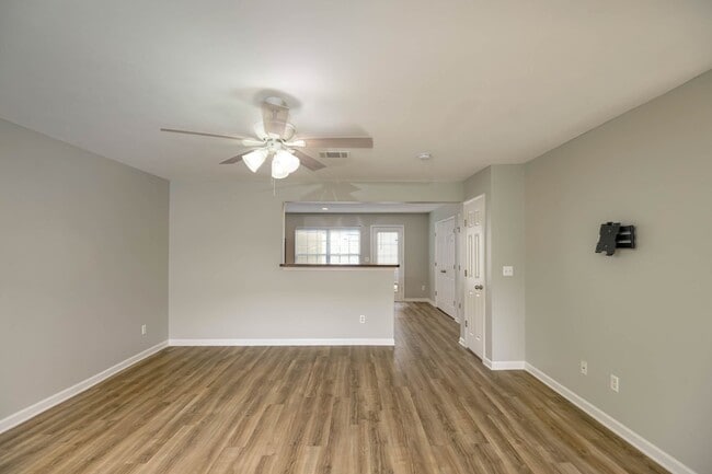 Building Photo - Lee Crossing Neighborhood, Easy access to ...