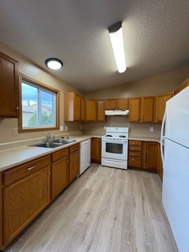 Building Photo - 4 BED | 2 BATH | SINGLE GARAGE | RAPID VALLEY