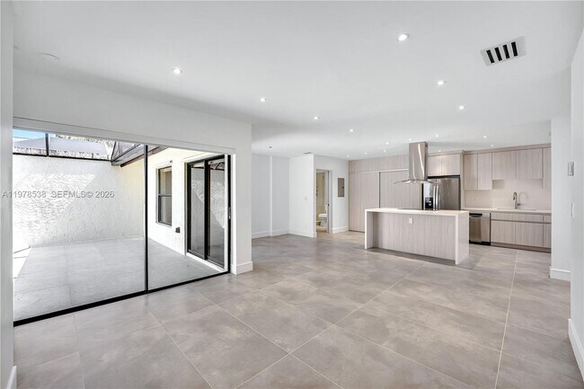 Building Photo - 2616 Carambola Cir N